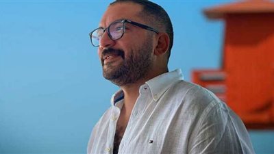 نجل محمد ثروت يُطلق أولى تجاربة الغنائية (فيديو)