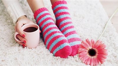 ارتداء الجوارب أثناء النوم يهدد حياتك في هذه الحالة.. جرّاح يحذر