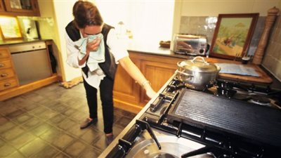 مصرع أسرة الشرابية.. أستاذ طب شرعي توجه نصائح مهمة لتفادي الاختناق بالغاز (فيديو)