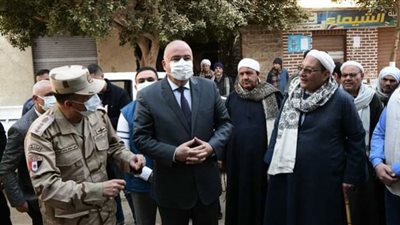 محافظ قنا يتفقد عدد من المنشآت الطبية بفرشوط