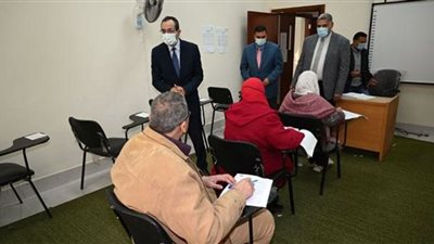 رئيس جامعة الفيوم يتفقد اختبارات الفصل الدراسي الأول بمعهد البحوث والدراسات الاستراتيجية لدول حوض النيل