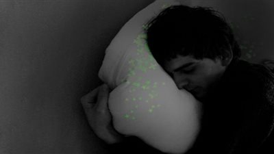 دراسة: النوم في الضوء يؤثر سلبًا على وظائف الجسم