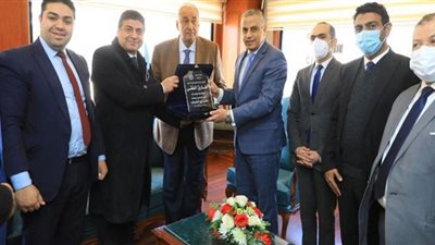 بحضور سامح عاشور .. وفد نقابة محامين سوهاج يقدم الشكر للمحافظ