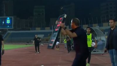 عجائب الدوري المصري.. مدرب المقاولون يقوم بمهام الحكم الرابع