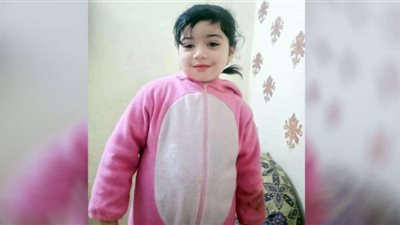 الكاميرات لم ترصد خروجها.. تفاصيل العثور على جثة طفلة أمام منزلها في الصف