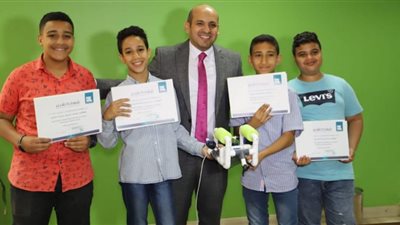 تكريم 4 طلاب بالمرحلة الابتدائية لفوزهم بالمركز الثالث بالمسابقة الدولية للروبوتات بأمريكا