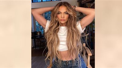 جينيفر لوبيز تستعرض أنوثتها في ثلاثة إطلالات جريئة (صور)