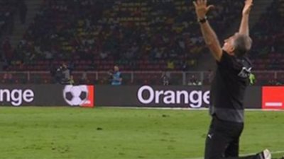 شاهد.. اعتراض كيروش على قرار بكاري جاساما حكم مباراة مصر والكاميرون