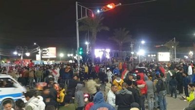 الجماهير تحتفل فى ميدان الزراعيين في بني سويف بصعود منتخب مصر