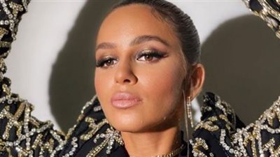 جميلة عوض تسوق لماركة عالمية بالأسود الشفاف (صور)