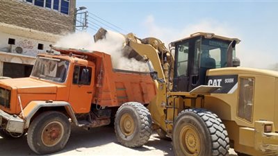رفع 35 طن من المخلفات بقرى أبومناع غرب بقنا