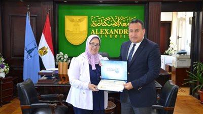 رئيس جامعة الإسكندرية يكرم الأم المثالية على مستوى المحافظة
