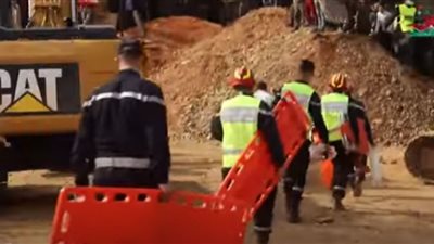 (فيديو) الأجهزة الطبية تصل إلى مكان الحفريات استعدادا لانتشال الطفل ريان