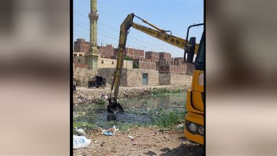 حي حلوان يرفع مخلفات التظهير بترعة الرشاح بعرب غنيم