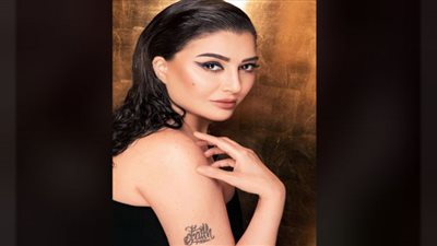 غادة عبدالرازق تتدخن السيجارة وسط الشارع والجمهور يهاجمها