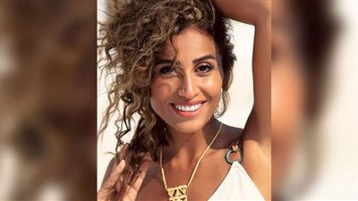 شاهد| دينا الشربيني قبل وبعد عمليات التجميل