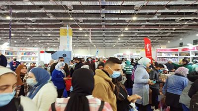 مشتريات بـ100 جنيه وكتابين هدية.. عروض معرض الكتاب في الجمعة الأخيرة