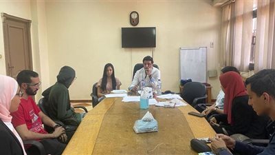 مدير البطولة يواصل إجتماعاته مع المتطوعين قبل إنطلاق كأس العالم للمبارزة بالقاهرة