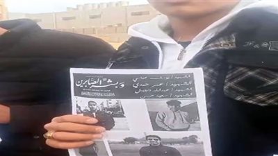 أصدقاء ضحايا كريم الهواري يرفعون صورهم أمام المحكمة: عايزين حق أخواتنا