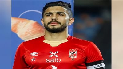 أيمن أشرف يؤازر لاعبي الأهلي قبل مباراة الزمالك في القمة