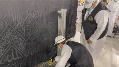 رئاسة شئون الحرمين ترفع كسوة الكعبة المشرفة استعدادًا لموسم الحج