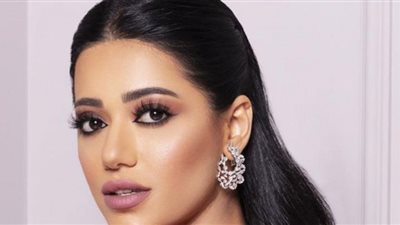 مجسم ومكشكش .. رحمة رياض تعتمد موضة ألوان شولدر