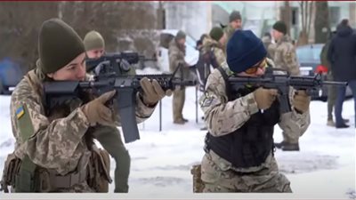شاهد.. الأوكرانيون يتدربون على حمل السلاح تحسبًا للغزو الروسي