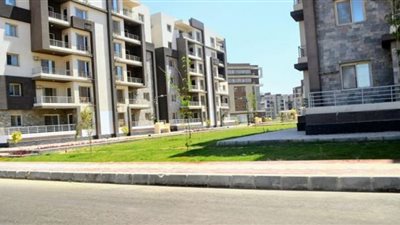 وزير الإسكان يستعرض مشروعات مدينة العاشر من رمضان في 2021