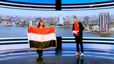 بعلم وتيشيرت مصر.. مذيعا 
