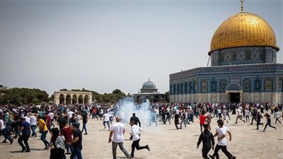 عشرات المُستوطنين يقتحمون الأقصى وسط حراسة من الاحتلال
