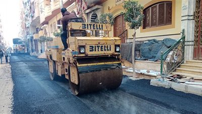 بدء العمل في أعمال رصف عدد من شوارع ملوي في المنيا