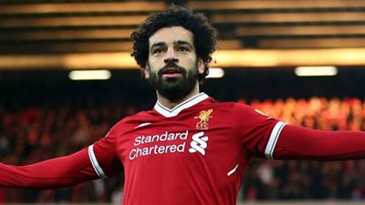 محمد صلاح يهدى أهالى قريته 