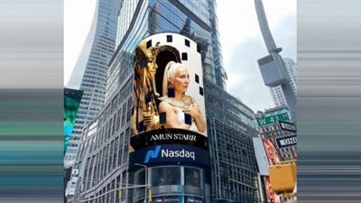 ميدان تايم سكوير في نيويورك يتزين بصور توت عنخ آمون