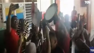 (شاهد) فرحة الجماهير المصرية فور وصولها مطار ياوندي لمؤازرة المنتخب الوطني في النهائي