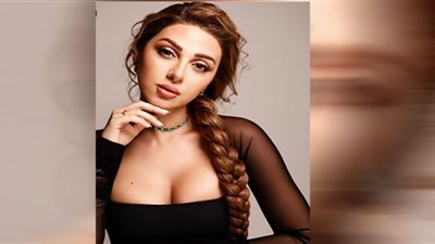ميريام فارس تبرز رشاقة قوامها بقميص أبيض قصير