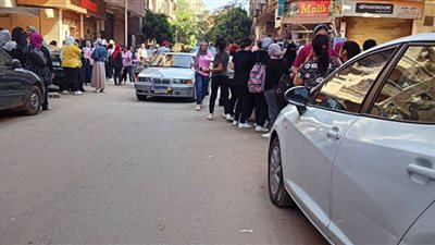 بالقرآن والأدعية.. أولياء الأمور ينتظرون أبناءهم خارج لجان امتحانات الثانوية العامة