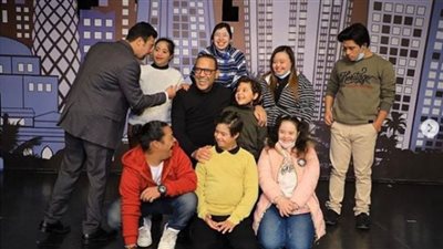 أشرف عبدالباقي يروج لمسرحية 