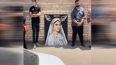 طلاب جامعة المنصورة يرسمون بورتريه لنيرة أشرف أمام بوابة توشكى