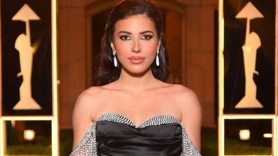 شاهد.. الأزرق يعكس أنوثة ملك بدوي في أحدث ظهور