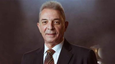 تأكد أنه يعطيك كل ما يملك.. محمود حميدة يحتفل بعيد الأب