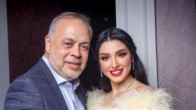 روجينا تشبه الفراشة بصيحة ألوان شولدر