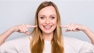 ممنوع هذه الأطعمة.. حيل سحرية لتبييض الأسنان بشكل طبيعي