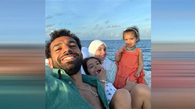 شاهد.. محمد صلاح يستجم مع عائلته على الشاطئ