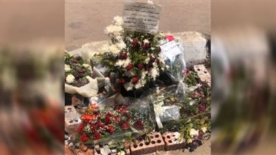 زملاء نيرة أشرف يضعون الورود مكان وقوع الجريمة