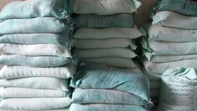 التحفظ على صاحب مخبز يبيع الدقيق في السوق السوداء