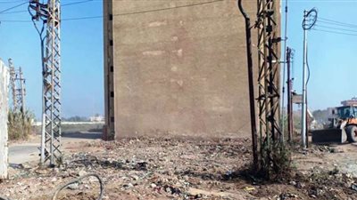 رفع ناتج تطهير الترع والمخلفات من على جانبى طريق الزقازيق- أبو حماد