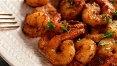 من المطبخ التايلاندي.. طريقة تحضير جمبري مشوي بصوص الفول السوداني