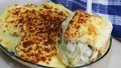 اصنعيها بعد رجوعك من الشغل.. طريقة عمل صينية دجاج بالتوست والجبن