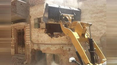 إزالة منزل آيل للسقوط بقرية الجبلاو بقنا