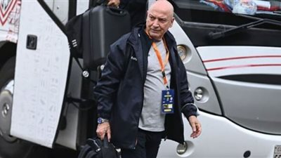 فيريرا يداعب معروف يوسف قبل مواجهة الزمالك والبنك الأهلي